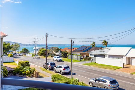 Fully furnished luxury 4-bedroom 3-bathroom home on the coast in Salamander Bay - Photo 2
