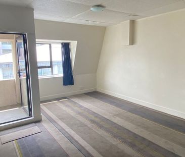 Chic 3BR Te Aro Apt - Central Living! - Photo 6