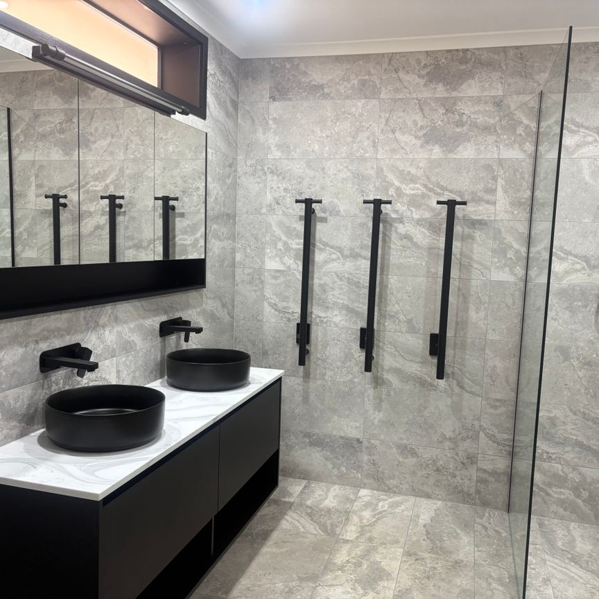 4-bedroom, 2 bathrooms plus bungalow - Photo 1