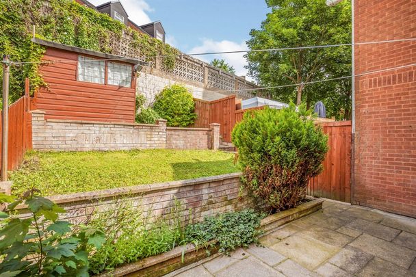 Victoria Grove, Wakefield - Photo 1