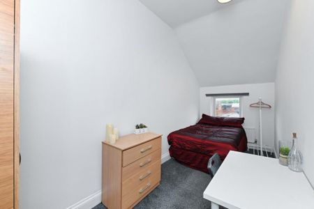 4 bedroom flat to rent - Photo 5