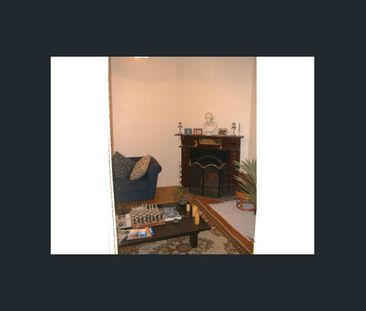 Character Residence Above Shop - Photo 2