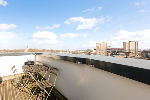 Beautiful penthouse flat in a great Hackney central location. - Photo 1