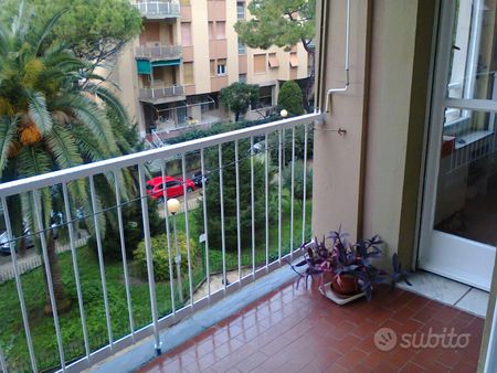 Quarto luminoso appartamento con posto auto - Photo 4