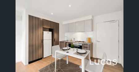 Stunning Waterside Location with Docklands Flair - Photo 5