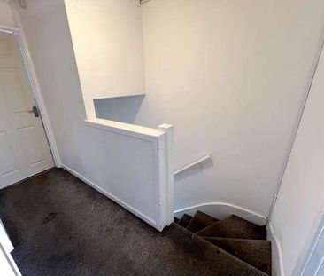 Sundon Park Parade, Luton, LU3 - Photo 3