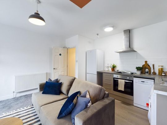 4 bedroom flat to rent - Photo 1