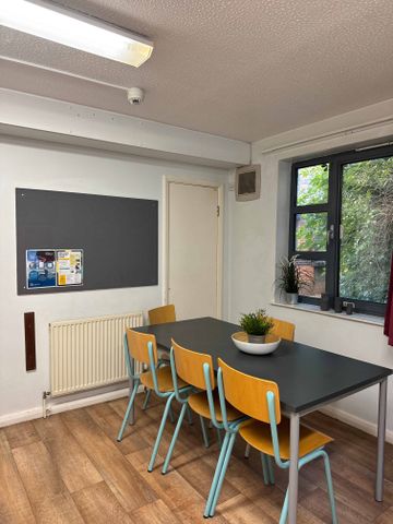 3 Bed Flat - Photo 3