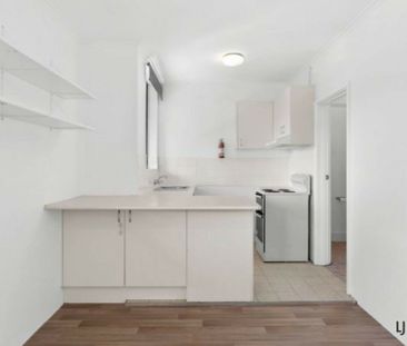 Refreshed studio apartment - Photo 1