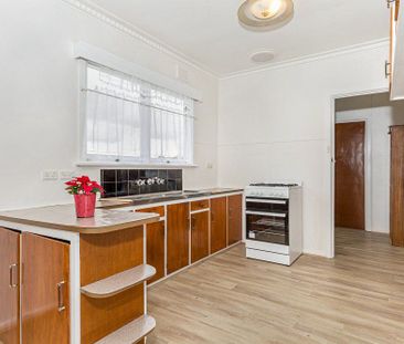 Instant Charmer - Photo 1