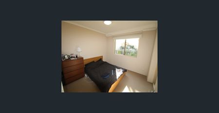 Freshly painted large 2 bedroom 2 bathroom apartment - Photo 3