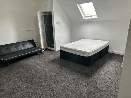 Studio to rent - Photo 2