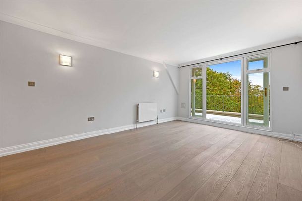 A spacious two double bedroom, second (top) floor apartment situated in a popular gated development. Available 10th June and offered unfurnished. - Photo 1