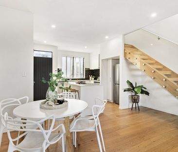 MODERN ARCHITECTURALLY DESIGNED TOWNHOUSE - Photo 6