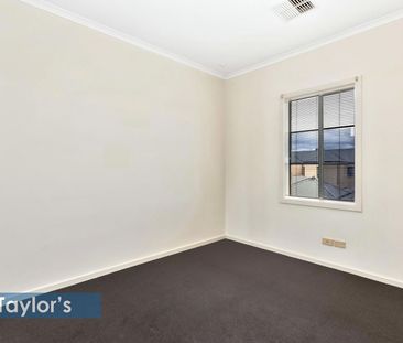 MODERN TOWNHOUSE WITH PARKLAND VIEWS & PRIME LOCATION - Photo 5