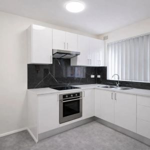 Comfortable Apartment Living in a Boutique Croydon Complex - Photo 2