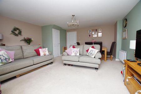 4 bedroom semi-detached house to rent - Photo 2
