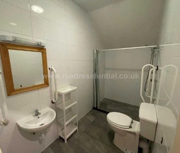 4 bedroom flat to rent - Photo 4