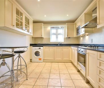 A spacious and well-presented apartment with secure parking, ideall... - Photo 3