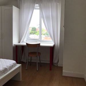 Room in a Shared House, Steventon Road, W12 - Photo 2