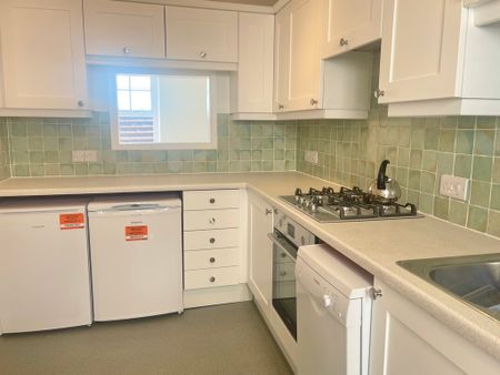 2 bedroom Two Bedroom Maisonette With Lovely Views to rent - Photo 4