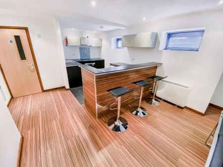 6 Bed Duplex Apartment - Photo 2