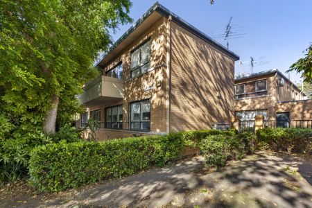 Stylish One-Bedroom Apartment in the Heart of Elwood - Photo 2
