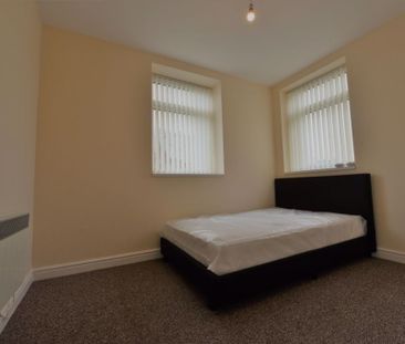 2 bedroom Flat in Flat 6, Leeds - Photo 1