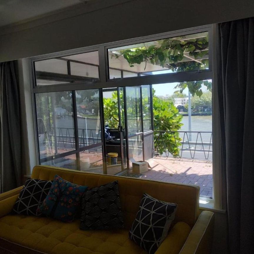 Stunning views and city centre convenience - Photo 1
