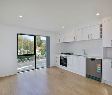 Spacious and Sunny house in heart of Mt Albert - Photo 2