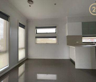 Beautiful, Modern & Spacious Townhouse! - Photo 5