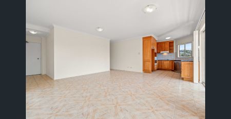 Large Three Bedroom Apartment - Photo 4