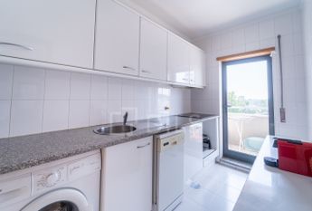 Apartamento T1 com terraço e lugar de garagem situado no Campo Alegre