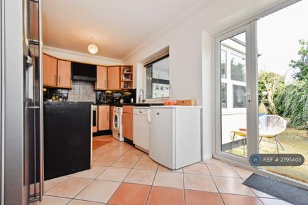 4 bedroom semi-detached house to rent - Photo 3