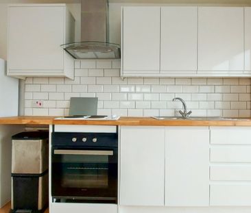 studio to rent Sandringham Road, Pilgrims Hatch, Brentwood, Essex, ... - Photo 2