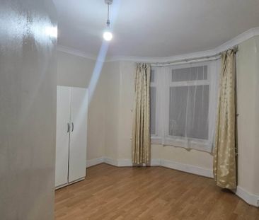 Room in a Shared House, Aintree Avenue, E6 - Photo 3