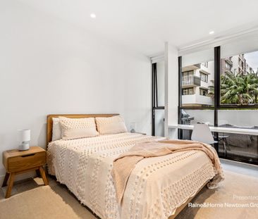 Luxurious 2 bed haven in award-winning complex offered - Furnished - Photo 1