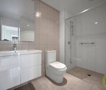 Lakeside Luxury - Photo 2