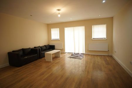 4 bedroom semi-detached house to rent - Photo 3