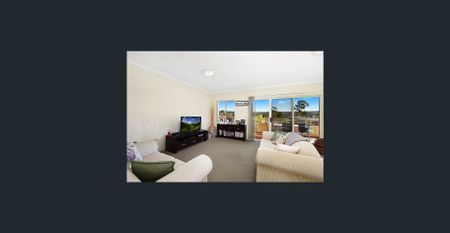 SPACIOUS APARTMENT IN BOUTIQUE BUILDING - Photo 2