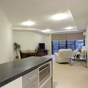 SPACIOUS, BALCONY, AIR CONDITIONED - FULLY FURNISHED! - Photo 2