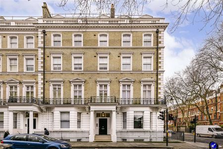 A beautiful studio apartment on this prestigious garden square in the heart of Prime South Kensington. - Photo 2