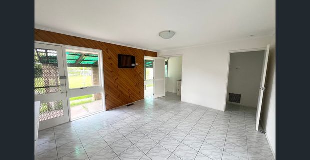 Comfortable 3 Bedroom Home in a Prime Location!! - Photo 1