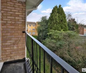 3 bed Flat in Swallow close Staines, Staines-upon-Thames, TW18 4RS - Photo 1