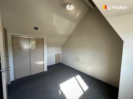 Tidy 4 bedrooom flat - Photo 2