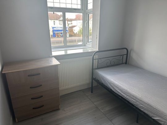 4 Bed Flat, Eastern Avenue, IG4 - Photo 1