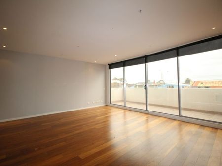 Spacious Apartment In The Heart Of Mordialloc - Photo 3