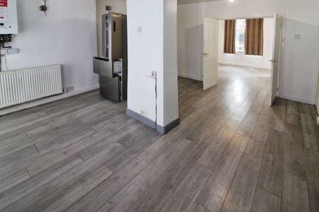 4 bedroom terraced house to rent - Photo 2