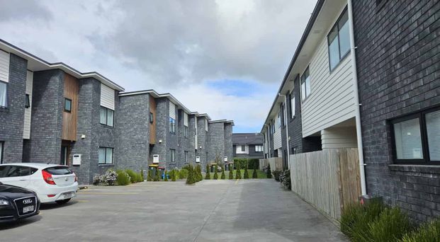 Near new townhouse, spacious, great location! - Photo 1