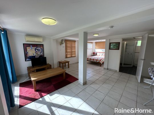 4 BEDROOM : 2 BATHROOM : FULLY FURNISHED : HOUSE - Photo 1